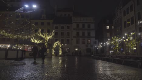 Menschen-Gehen-In-Der-Nebligen-Nacht-Auf-Dem-Marktplatz-Der-Altstadt-Mit-Weihnachtsbäumen-Und-Beleuchtungsdekoration-In-Warschau,-Polen