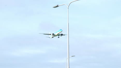 Ikonische-Blau-weiße-Lackierung-Des-KLM-Flugzeugs,-Das-In-Schiphol-Landet