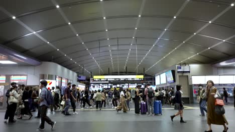 Belebte-Szene-Mit-Pendlern,-Die-Am-Bahnhof-Kyoto-Vorbeigehen