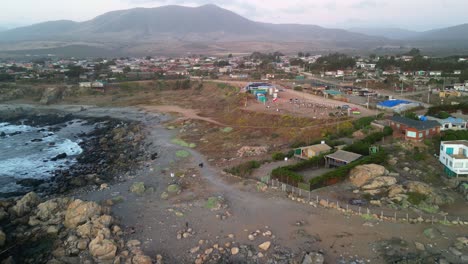 Roquerio-Playa-La-Ballena,-Gemeinde-La-Ligua,-Region-Valparaiso,-Chile