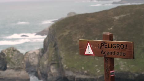 Warning-Sign-in-Spanish-reading:-Danger,-Cliff
