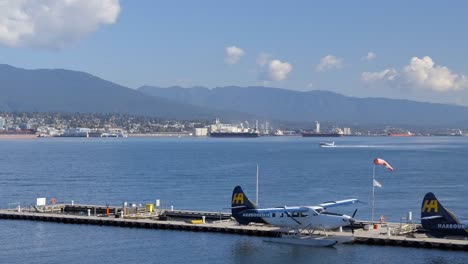 Distant-View-Of-Floatplane-Sailing-And-Taxiing-On-Water-Before-Flying-In-Vancouver,-Canada