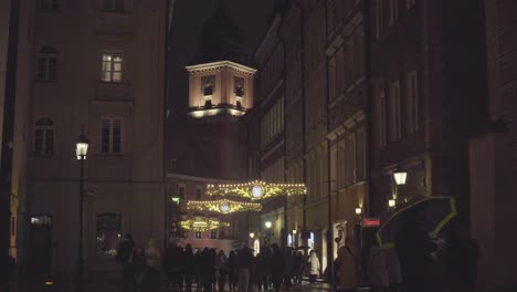 Menschen-Gehen-überfüllte-Alte-Mittelalterliche-Straßen-Der-Stadt-Warschau,-Polens-Königsschloss