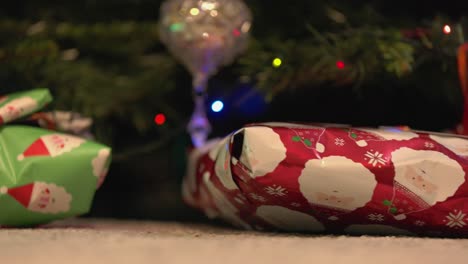 Tiefschwenkaufnahme-Von-Geschenken,-Die-Unter-Einem-Weihnachtsbaum-Sitzen-Und-Für-Den-Weihnachtstag-Bereit-Sind