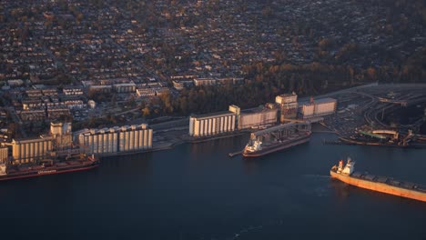 Luftaufnahme-Des-Hafens-Und-Der-Schiffe-Im-Norden-Von-Vancouver-Während-Der-Goldenen-Stunde