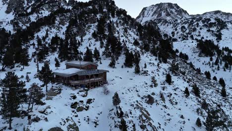 Imágenes-De-Drones-De-Un-Refugio-De-Montaña-Bajo-La-Nieve-Al-Amanecer-En-Los-Pirineos