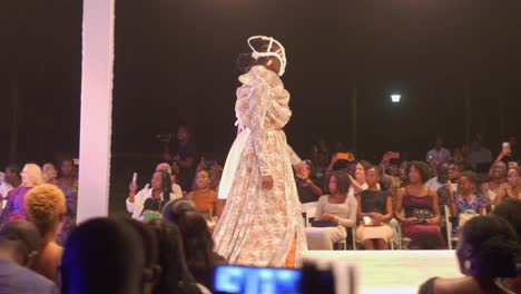 Schwarze-Afrikanische-Frau-Haute-Couture-Laufsteg,-Elegante-Menschen-Mode