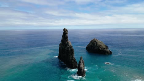Einzigartige-Felsformation-Am-Strand-Von-Madeira