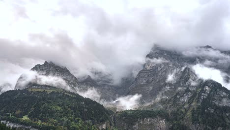 Montañas-Suizas-En-Invierno-Con-Nubes
