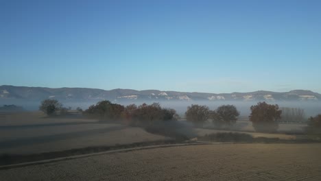 Weitläufige-Bewirtschaftete-Felder-Aus-Der-Luft-Gesehen,-In-Nebel-Gehüllt-In-Der-Umgebung-Von-Taradell,-Vic,-Barcelona