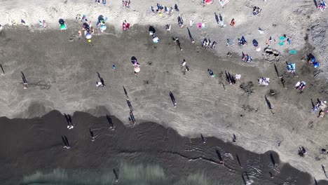 Blick-Auf-Den-Fanabe-Strand-In-Los-Cristianos,-Teneriffa,-Spanien,-Luftaufnahme-Durch-Drohnen-Atlantik