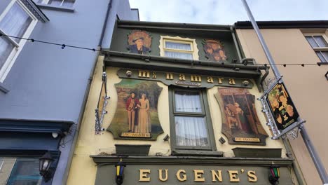 Exterior-De-Pub-Irlandés-Tradicional-En-Una-Calle-De-Ennistymon-Clare-Wild-Atlantic-Way-Irlanda