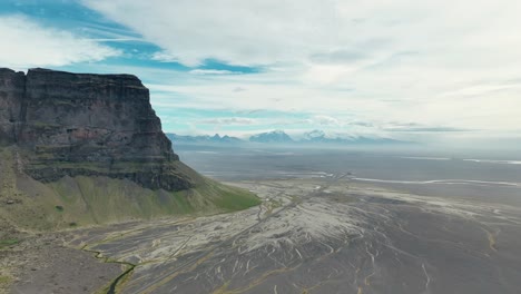 Sideshot-of-Lomagnupur-and-Vatnajokull---South-iceland---Drone-4k
