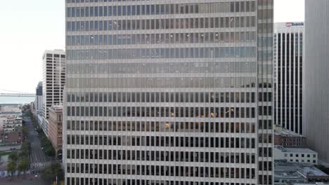 Fassade-Eines-Modernen-Bürogebäudes-Mit-Einem-Sich-Wiederholenden-Muster-Aus-Fenstern-Und-Architektonischen-Details,-Städtischer-Unternehmenshintergrund