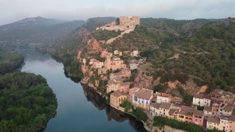 Schloss-Miravet-Und-Stadt-Am-Flussufer-Des-Ebro