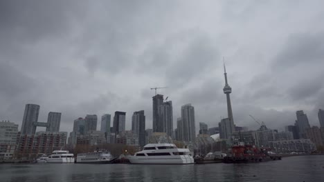Statische-Aufnahme-Von-Booten,-Die-An-Einem-Bewölkten-Tag-Im-Hafen-Von-Toronto-Festgemacht-Haben,-Mit-Der-Skyline-Im-Hintergrund