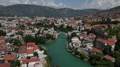 Luftaufnahme-Der-Historischen-Mostar-Brücke,-Die-über-Den-Fluss-In-Der-Stadt-Bosnien-Gebaut-Wurde