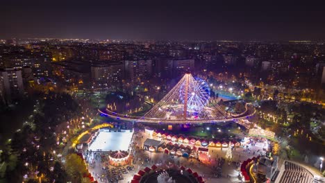 Drohnenansicht-Im-Zeitraffer-über-Einem-Weihnachtsmarkt-In-Bukarest-Bei-Nacht,-Rumänien,-Lagerstraße