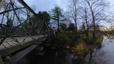Sehr-Schöne-Drohnenvideoaufnahme-Der-Brücke-über-Den-See-In-Der-Stadt-Vincennes