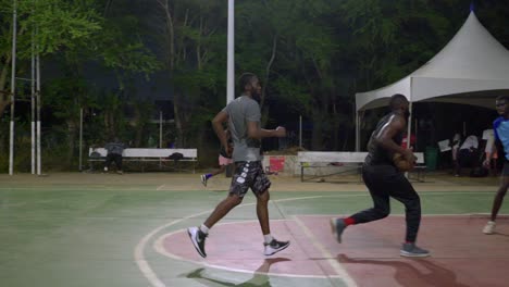 Tras-La-Acción-De-Un-Atleta-Negro-En-Un-Equipo-De-Baloncesto-En-África