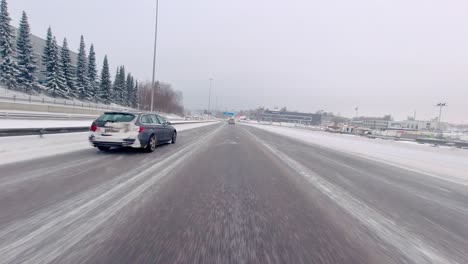 Verschneite-Autobahn-Winterfahrten-In-Finnland