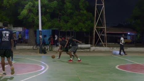 Basketball-Zeitlupenspieler,-Erfolgreiches-Verteidigungsspiel-Im-Freien-Bei-Nacht