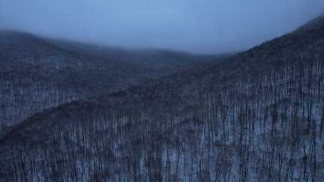 Hermosas-Imágenes-De-Video-De-Drones-Aéreos-De-Las-Montañas-De-Los-Apalaches-Cubiertas-De-Nieve-Por-La-Noche-Durante-La-Noche
