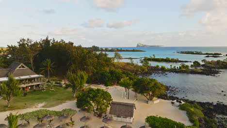 Luftdrohne-Eines-Tropischen-Strandes-Auf-Der-Insel-Mauritius,-Indischer-Ozean