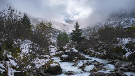 Timelapse-Invernal-De-Montañas-Con-Nubes