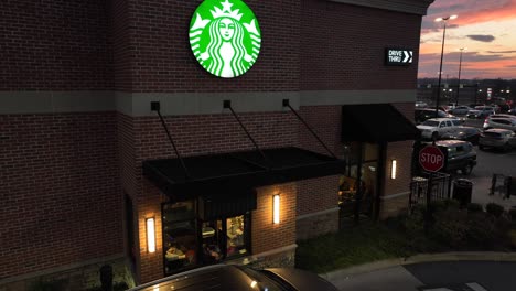 Starbucks-Fahren-Nachts-Durch