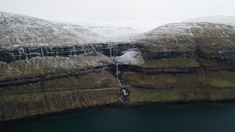 Faroe-Islands,-4K-Aerial-wide-push-in-of-beautiful-Fossá-waterfall