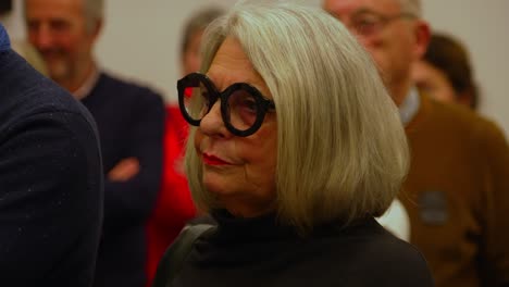 Anspruchsvolle,-Grauhaarige,-Weiße-ältere-Dame-Mit-Moderner-Schwarzer-Brille
