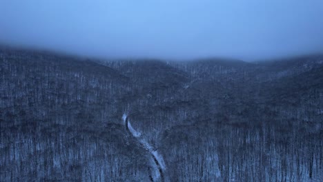 Wunderschöne-Luftdrohnenvideoaufnahmen-Der-Schneebedeckten-Appalachen-In-Der-Nacht-Am-Abend