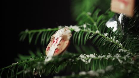 Nähere-Teilansicht-Eines-Geschmückten-Weihnachtsbaums
