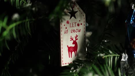 Nähere-Teilansicht-Des-Mit-Dem-Weihnachtsbaum-„Let-It-Snow“-Dekorierten-Objekts