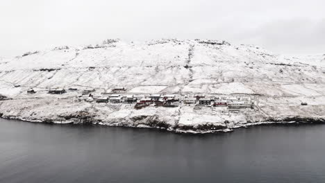 4K-Luftumlaufbahn-Einer-Kleinstadt-Auf-Den-Färöer-Inseln