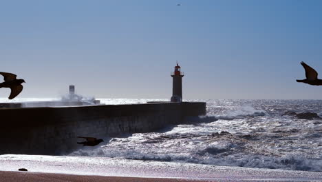 Große-Wellen-Plätschern-In-Der-Nähe-Des-Leuchtturms-Von-Felgueiras-In-Porto,-Portugal,-Der-Als-Leuchtfeuer-Des-Maritimen-Erbes-Und-Des-Küstencharmes-Gilt