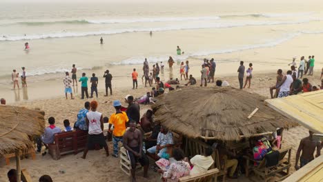 Afrikanische-Menschen-Versammeln-Sich-Bei-Sonnenuntergang-Am-Sakumono-Strand-An-Der-Küste-Westafrikas