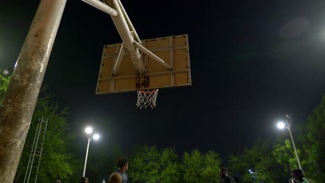Niedriger-Winkel-Des-Basketballs,-Der-In-Den-Basketballkorb-Fliegt