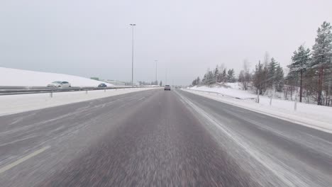 POV-Aufnahme-Entlang-Einer-Verschneiten-Autobahn-In-Helsinki-Nach-Starkem-Schneefall