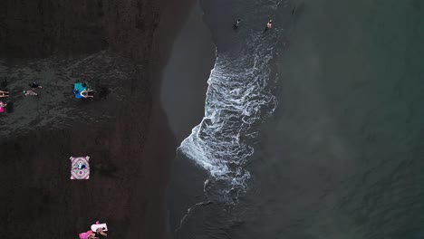 Luftaufnahme-Eines-Schwarzen-Sandstrandes-Auf-Madeira