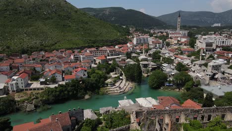 An-example-of-Ottoman-architecture,-view-of-the-old-bridge-made-of-stone-connecting-the-city-of-Mostar