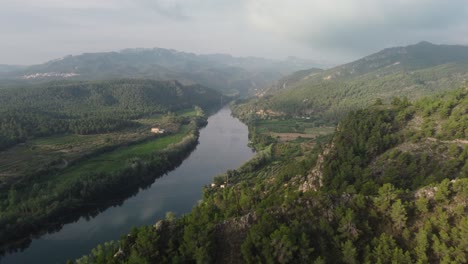 Majestätische-Drohnenansicht-Des-Ebro-Flusses-An-Nebligen-Tagen