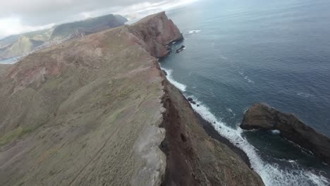 Volando-Sobre-Un-Pequeño-Faro-En-Los-Acantilados-De-La-Isla-De-Madeira