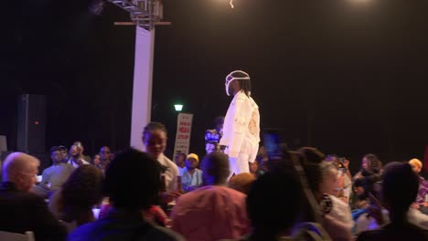 Fashion-Week-Expo-In-Afrika-Mit-Männlichem-Model,-Das-In-Einem-Schicken-Weißen-Kleid-Auf-Der-Bühne-Läuft