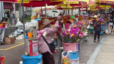 Straßenblumenverkäufer,-Die-Blumen-Verkaufen,-Und-Menschen,-Die-Vor-Dem-Berühmten-Kwan-im-Thong-Hood-Cho-Tempel-In-Der-Waterloo-Street-In-Singapur-Spazieren