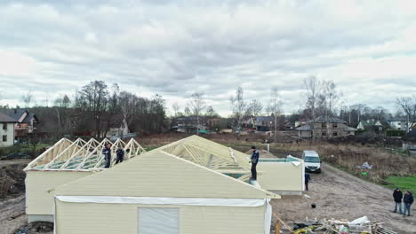 Luftaufnahmen-Von-Arbeitern-Auf-Dem-Dach-Eines-Im-Bau-Befindlichen-Hauses-Für-Ein-Neues-Entwicklungsprojekt