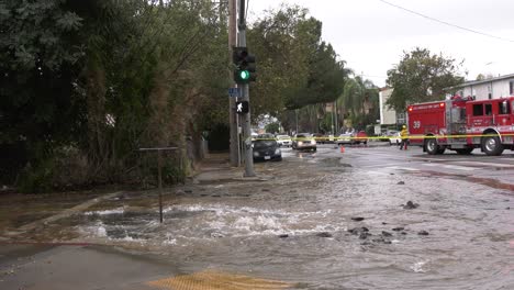 Straßenüberschwemmung-Auf-Stark-Befahrener-Straße