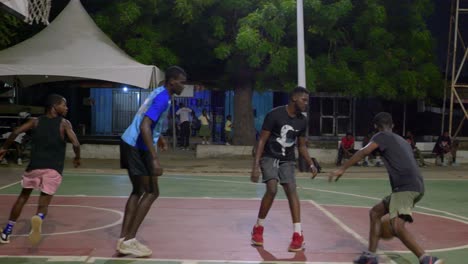 Basketball-Black-Dream-Team-Von-Freunden-Spielen-Nachts-Zusammen-In-Einer-Afrikanischen-Stadt