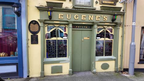 Traditioneller-Irischer-Welpe-Auf-Einer-Straße-In-Ennistymom-Clare,-Irland